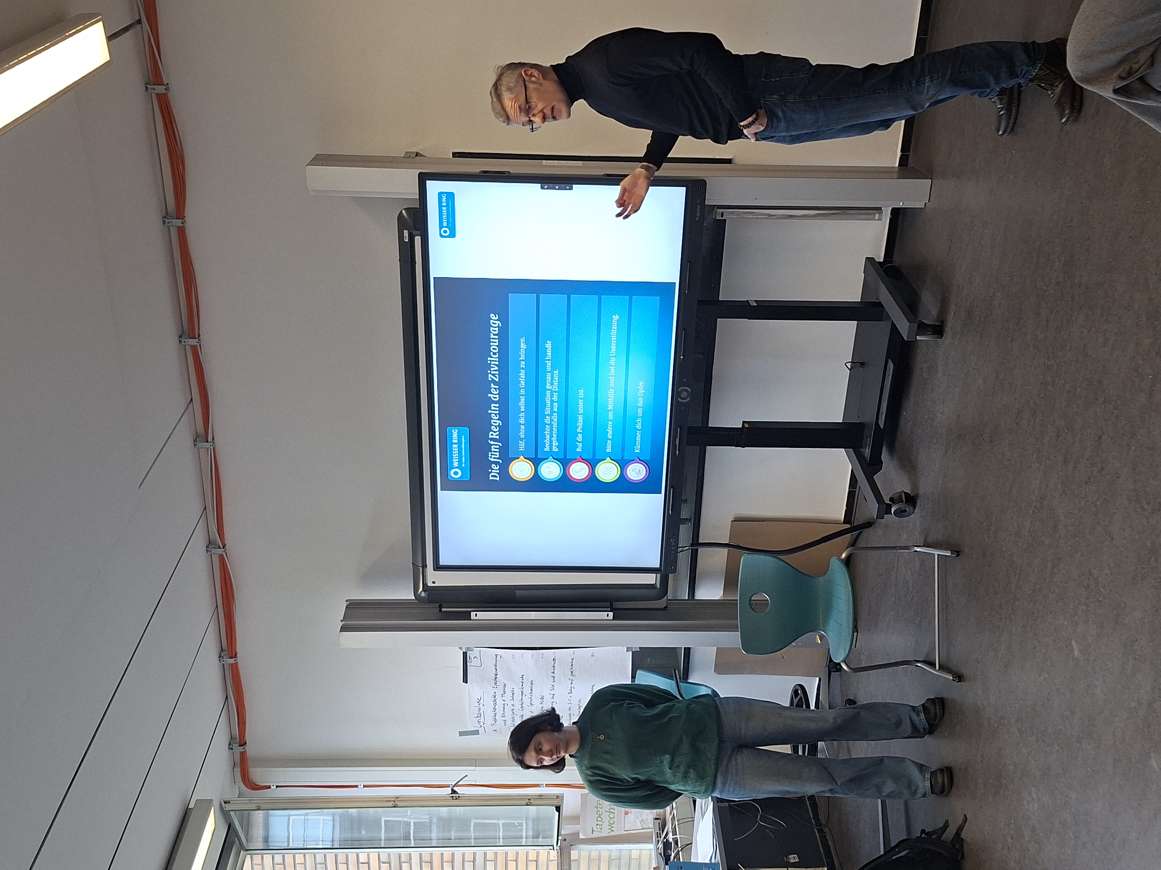 Mia Becker und Thomas Köhnen präsentieren den WEISSEN RING